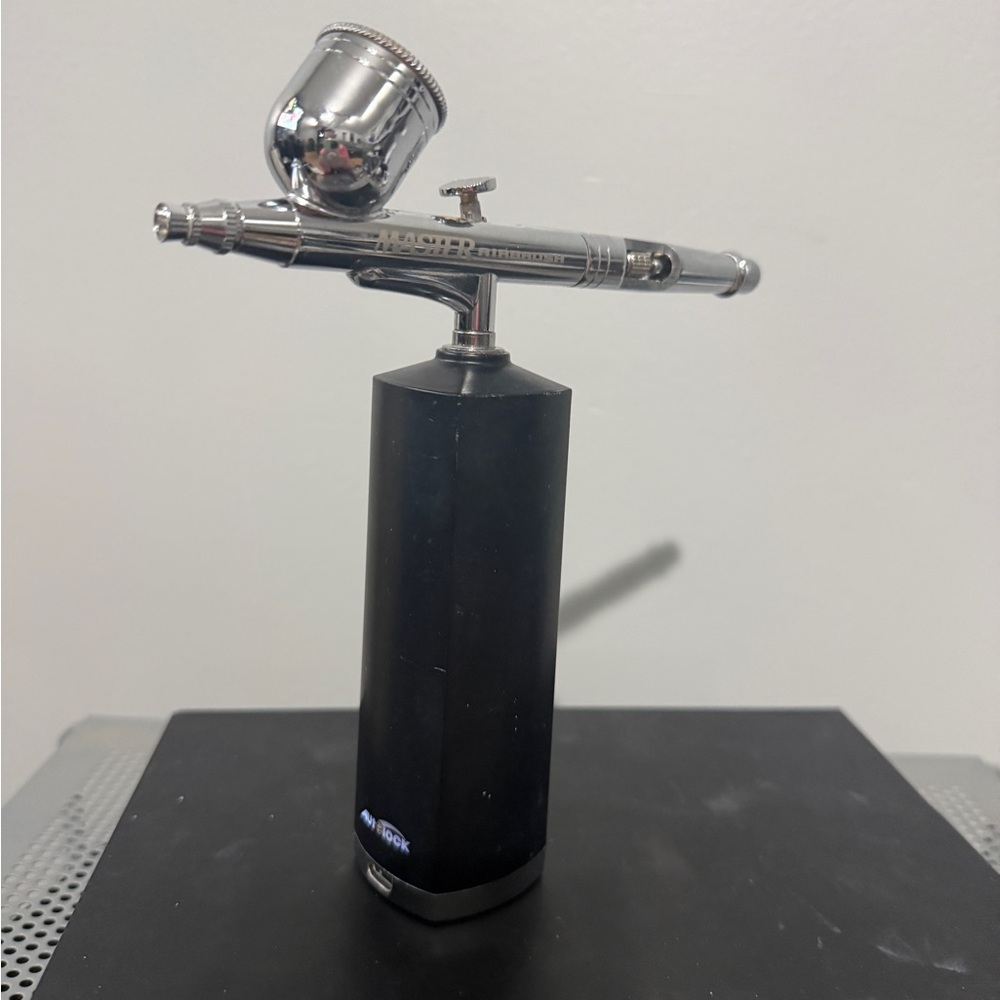 Cordless Airbrush compressor and Master Gun + accessories (makeup or paint)